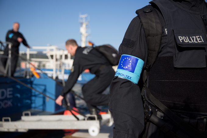 Незаконни връщания на мигранти в морски води свалиха изпълнителния директор